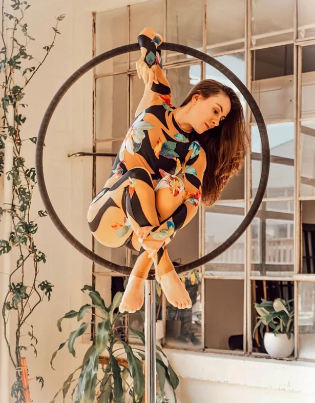 Lollipop Lyra - Aerialist - Elegant theme - image 2 performer