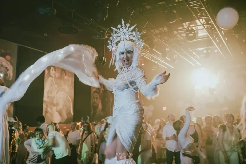 White Party / Bal En Blanc - Stiltwalker - Festival theme - image 9