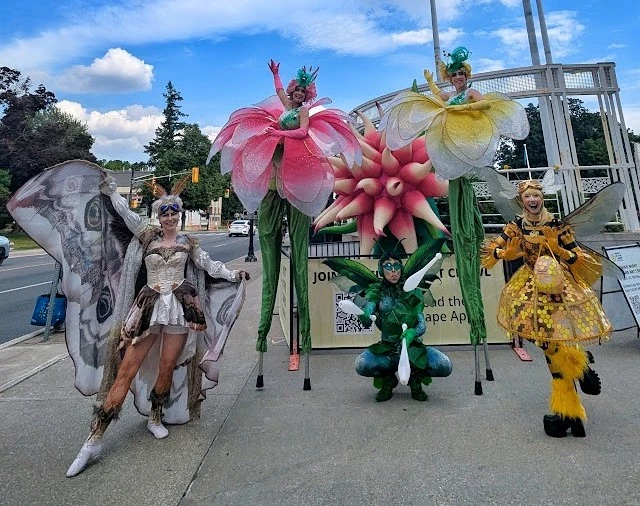 Buzzing Bee - Roamer / Dancer  - Animalia theme - image 12 performer