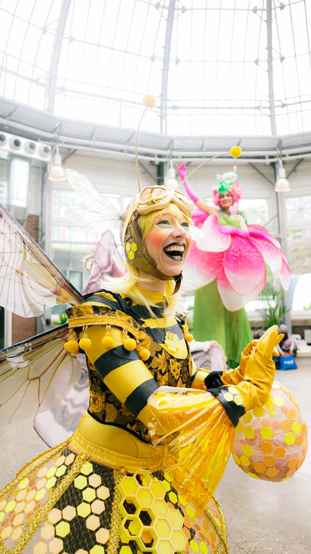 Buzzing Bee - Roamer / Dancer  - Animalia theme - image 2 performer