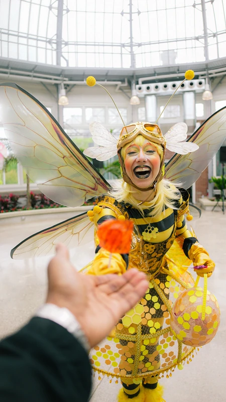 Buzzing Bee - Roamer / Dancer  - Animalia theme - image 3 performer