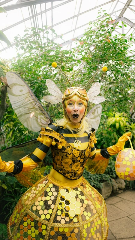 Buzzing Bee - Roamer / Dancer  - Animalia theme - image 5 performer
