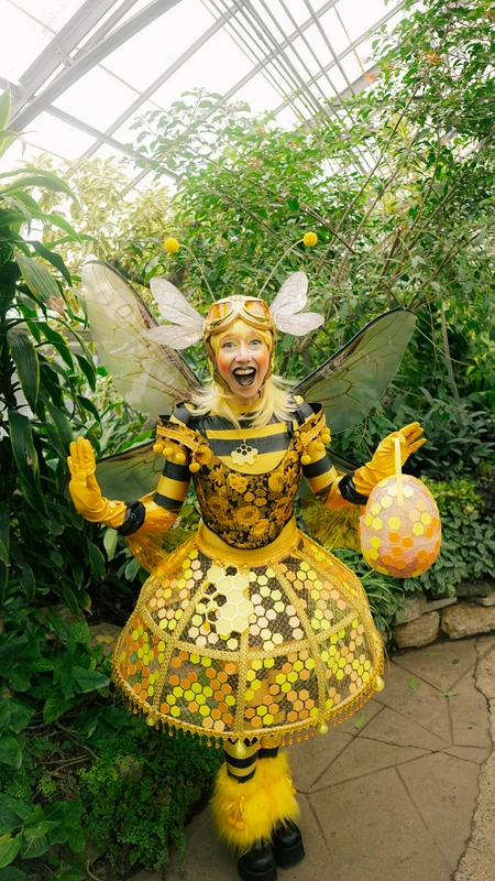 Buzzing Bee - Roamer / Dancer  - Animalia theme - image 6 performer