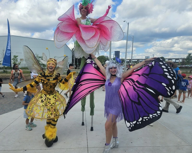 Buzzing Bee - Roamer / Dancer  - Animalia theme - image 7 performer