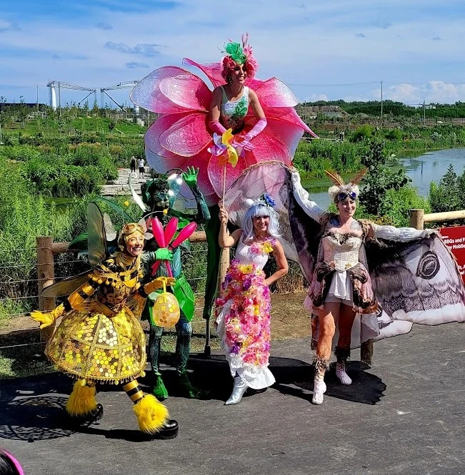 Buzzing Bee - Roamer / Dancer  - Animalia theme - image 8 performer