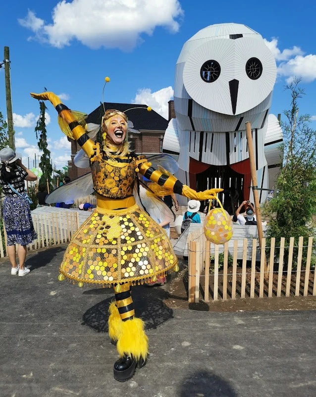 Buzzing Bee - Roamer / Dancer  - Animalia theme - image 9 performer