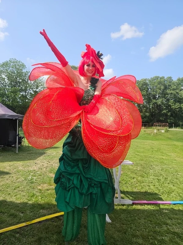 Cardinal Flowers - Stilt Walker - Duos theme