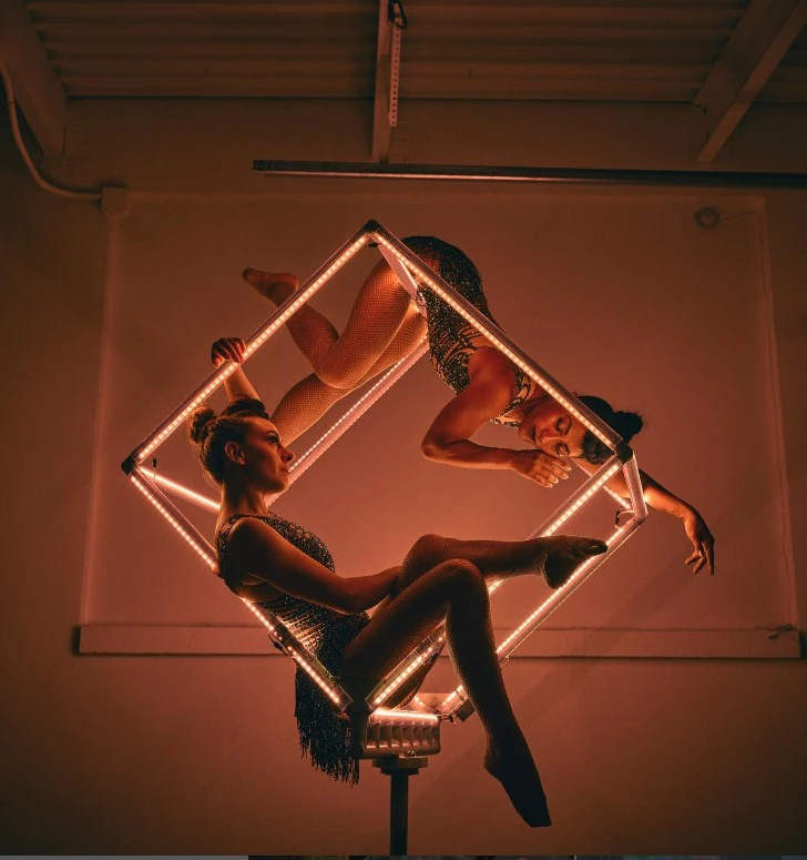 Duo LED Cube  - Aerialist - Elegant theme - image 4 performer
