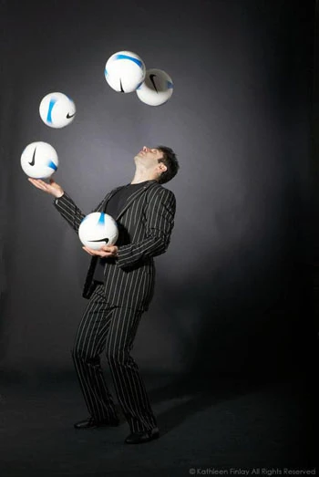 Edward Juggling show - Juggler - Family Friendly theme - image 4 performer