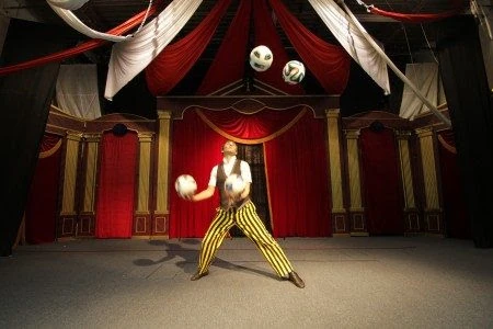 Edward Juggling show - Juggler - Family Friendly theme performer