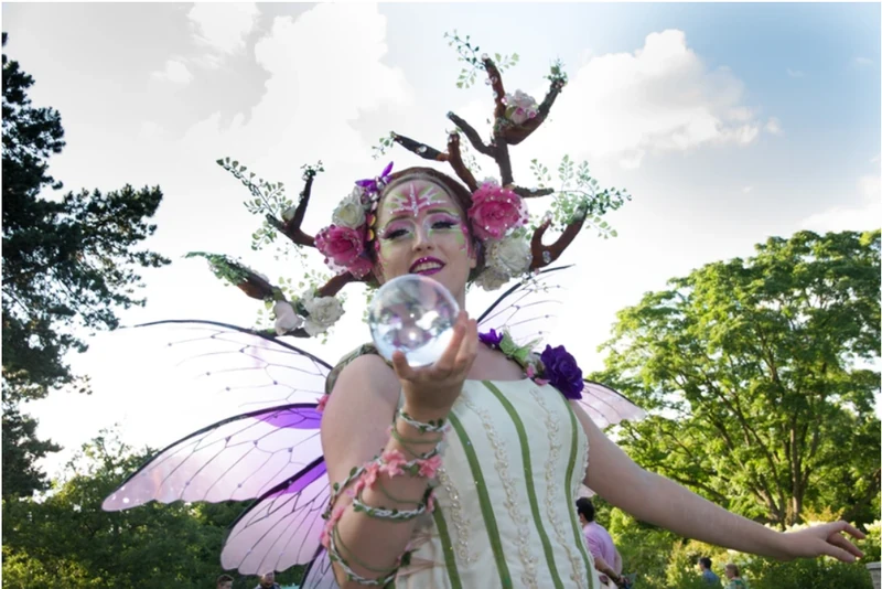 Gaia - Juggler - Garden theme performer