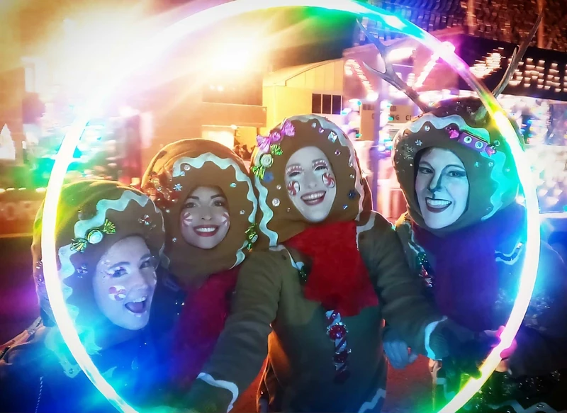 Gingerbread Girls - Flow Artist / Hula Hooper - Christmas theme - image 3