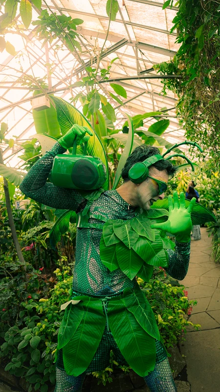 Grasshopper - Juggler - Garden theme - image 2 performer