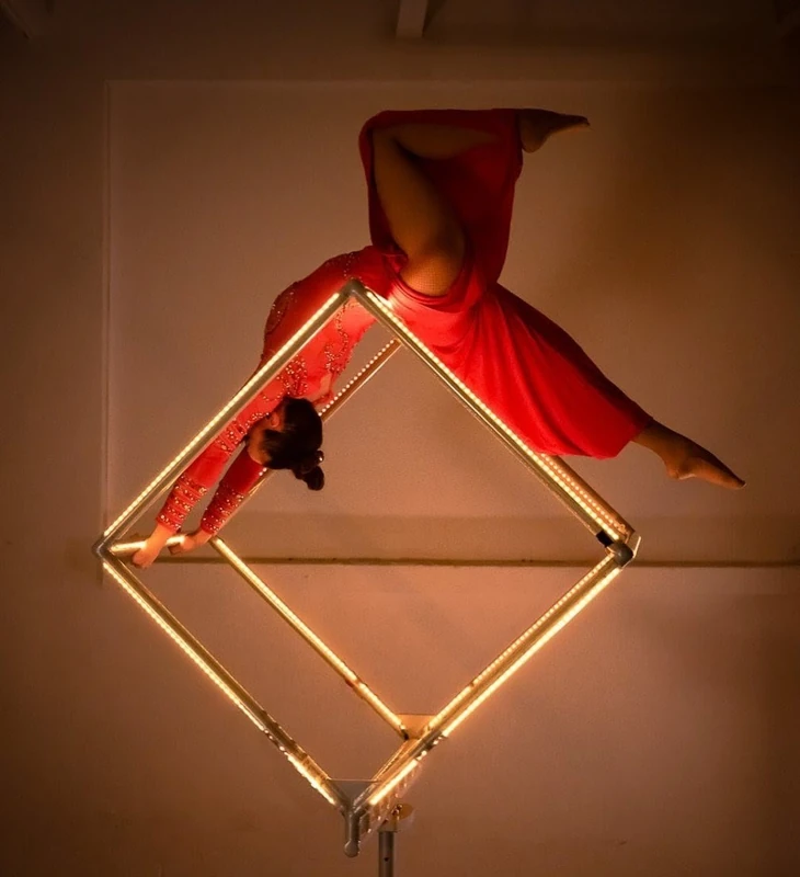 LED Cube Lolli - Aerialist - Elegant theme - image 2 performer