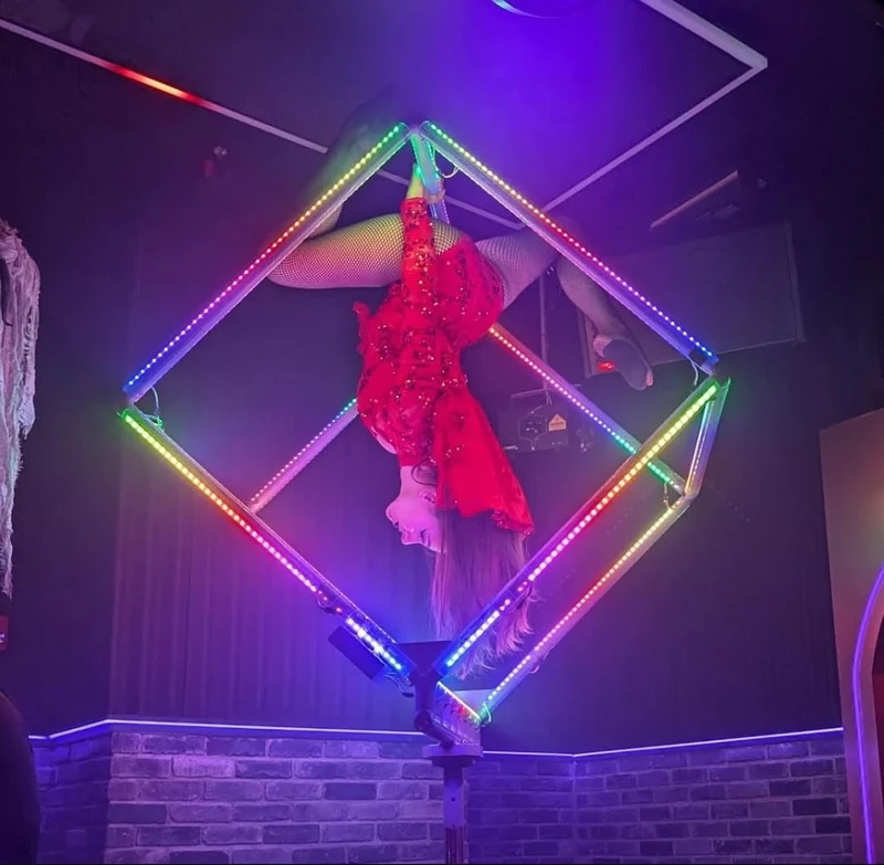LED Cube Lolli - Aerialist - Elegant theme - image 3 performer