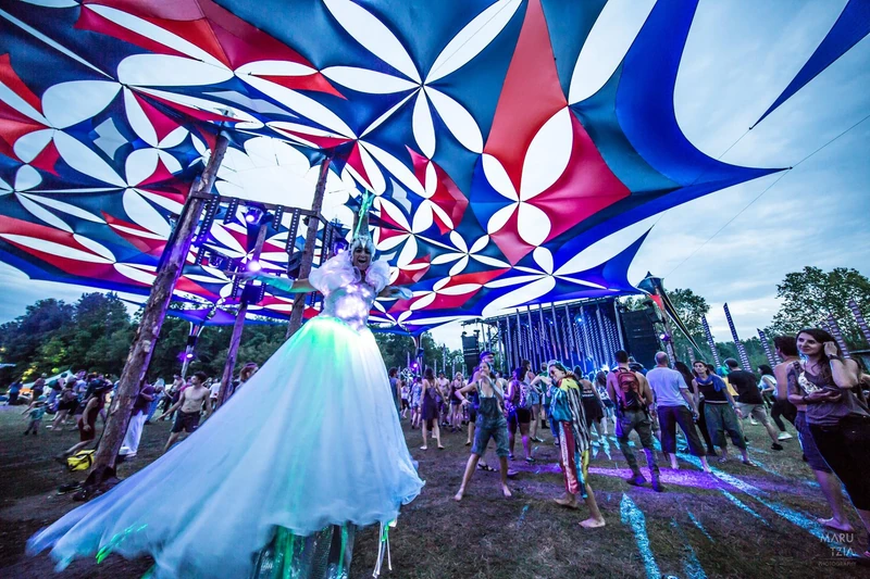 LED Crystal Queen - Stiltwalker - LED Lights theme - image 19