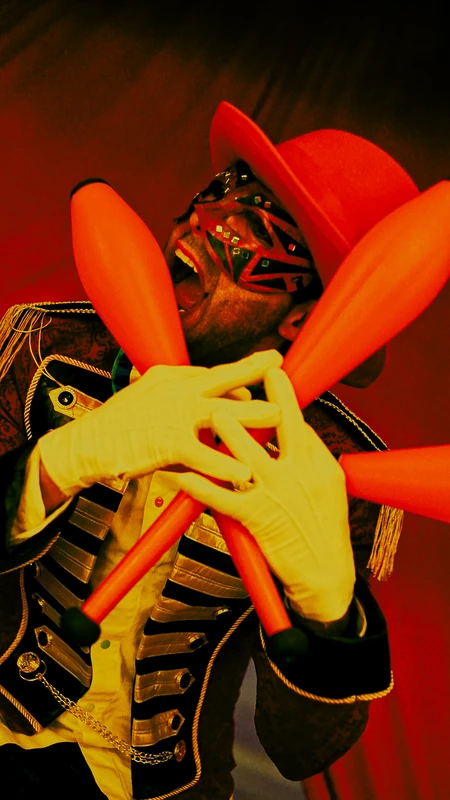 Ringmaster Juggler - Juggler - Circus theme - image 3 performer