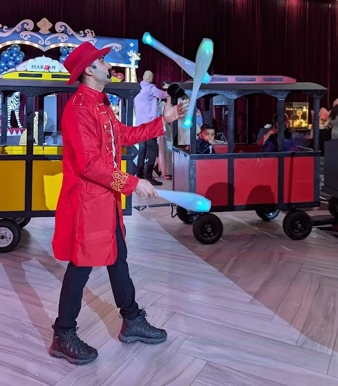 Ringmaster Juggler - Juggler - Circus theme - image 6 performer