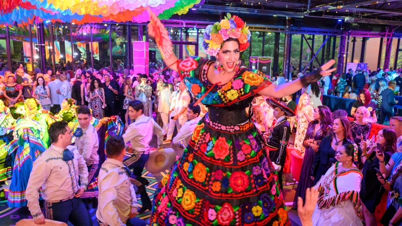 Viva Mexico! - Stiltwalker - Cultural theme - image 5